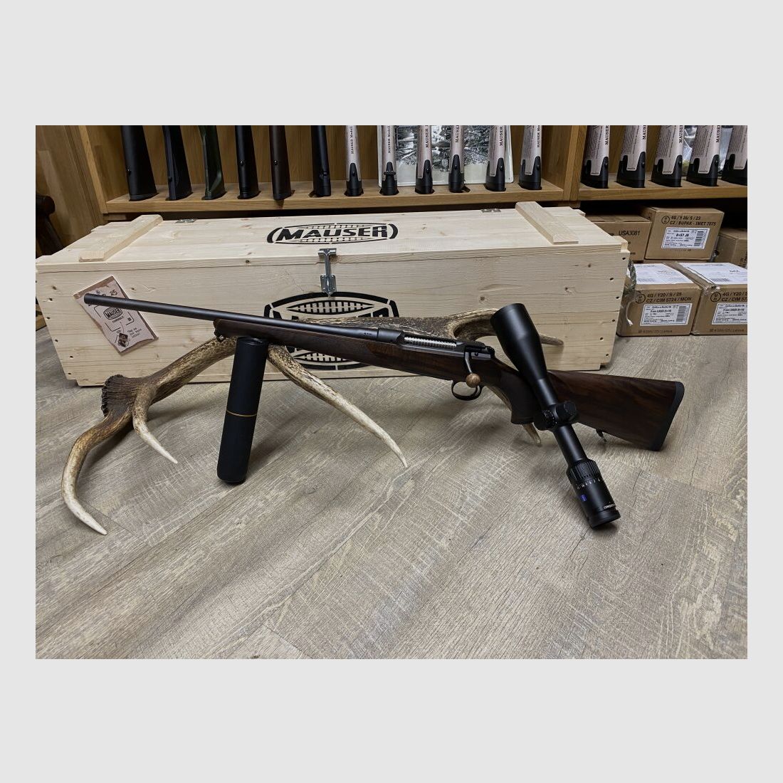 Sauer 101 Artemis, links, mit Zeiss Conquest V4 3-12x56