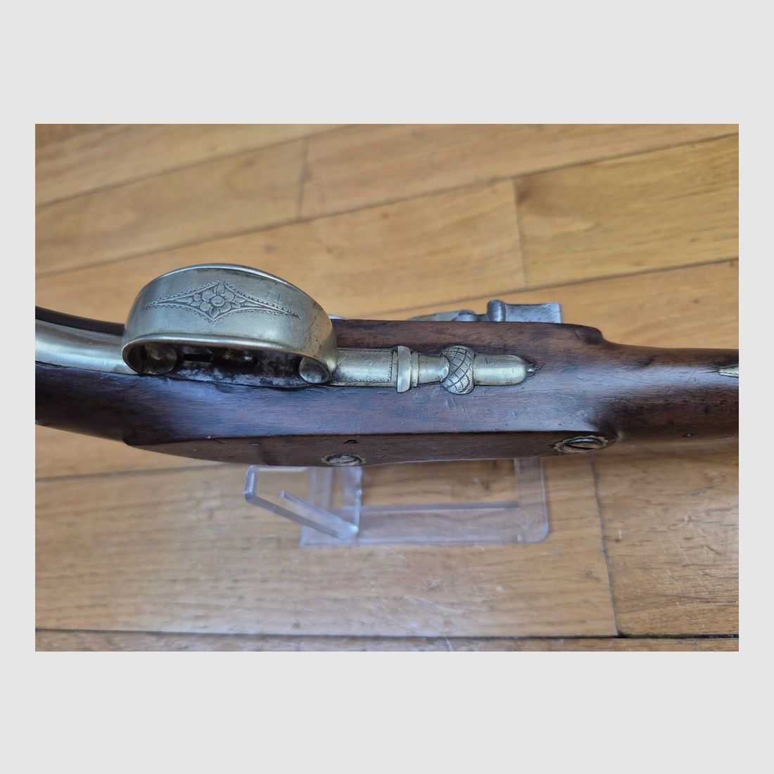 Wspaniały angielski pistolet skałkowy – Ketland & Co w Londynie około 1804 – Lufa, mechanizm i okucia w brązie – Służba kolonialna – Kal. .60 – Drewno w bardzo pięknym orzechu – Wyrafinowana dekoracja kwiatowa – Doskonała mechanika i estetyka – Rzadki i piękny świadek złej strony wojen I Cesarstwa – TBE+, zdjęcie 13 z 26