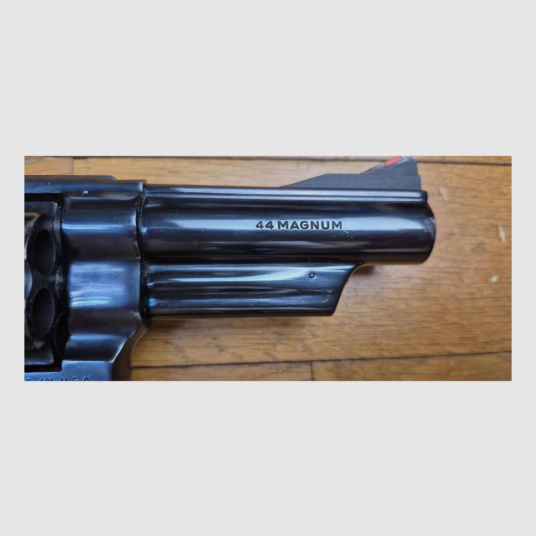 Schreck der Bären! – Revolver Smith & Wesson M29-2 – Kal. .44Mag – Lauf 4 Zoll – Außergewöhnliche brünierte Oberfläche mit 98,9% – Waffe aus Ende 1973 – Zwei Griffsets – Unglaubliche Mechanik, heute nicht mehr zu finden – Filmmythos ebenso wie Waffe! – TBE++!, Bild 9 von 30