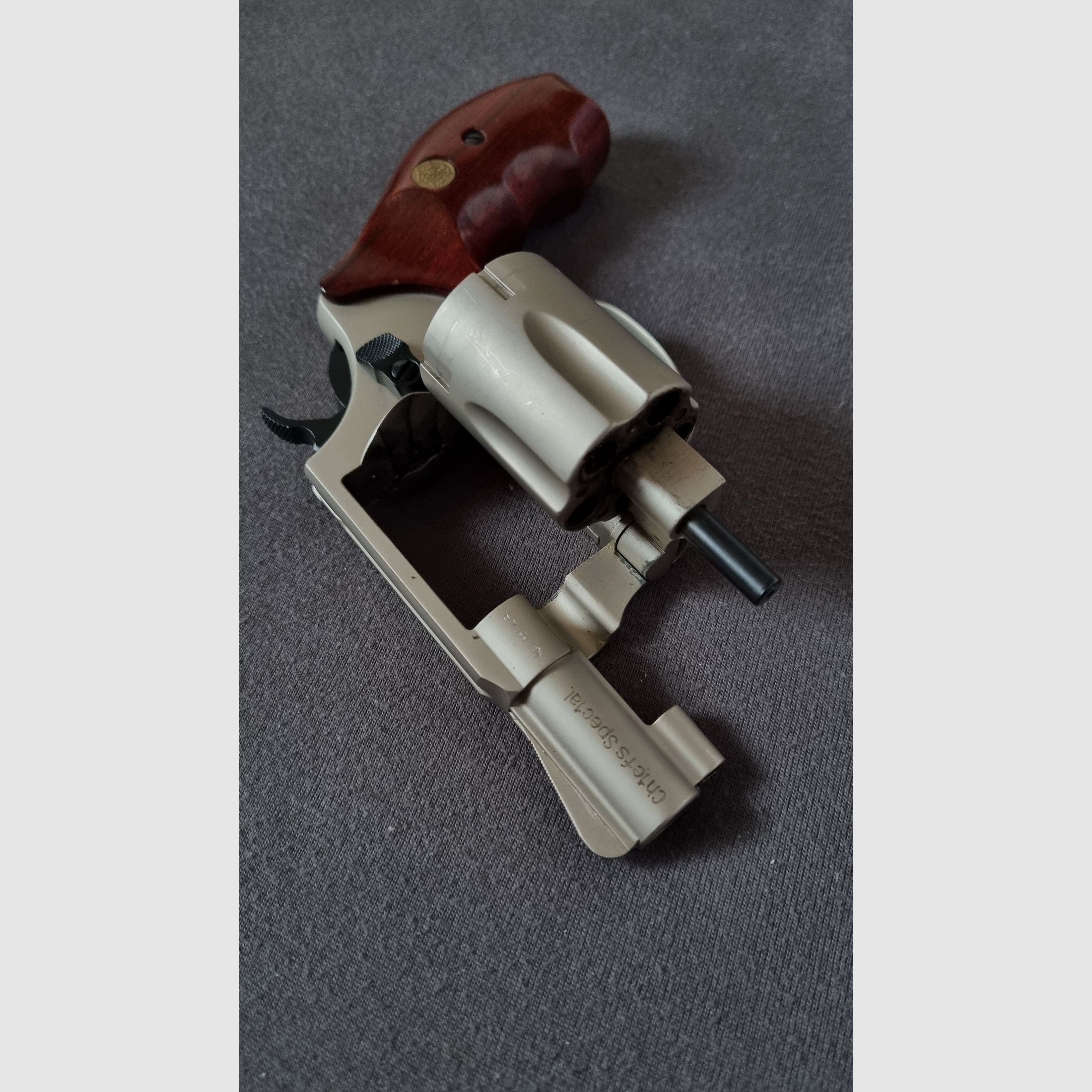 Smith & Wesson Chiefs Special 9 mm R.K., Nickel-Finish