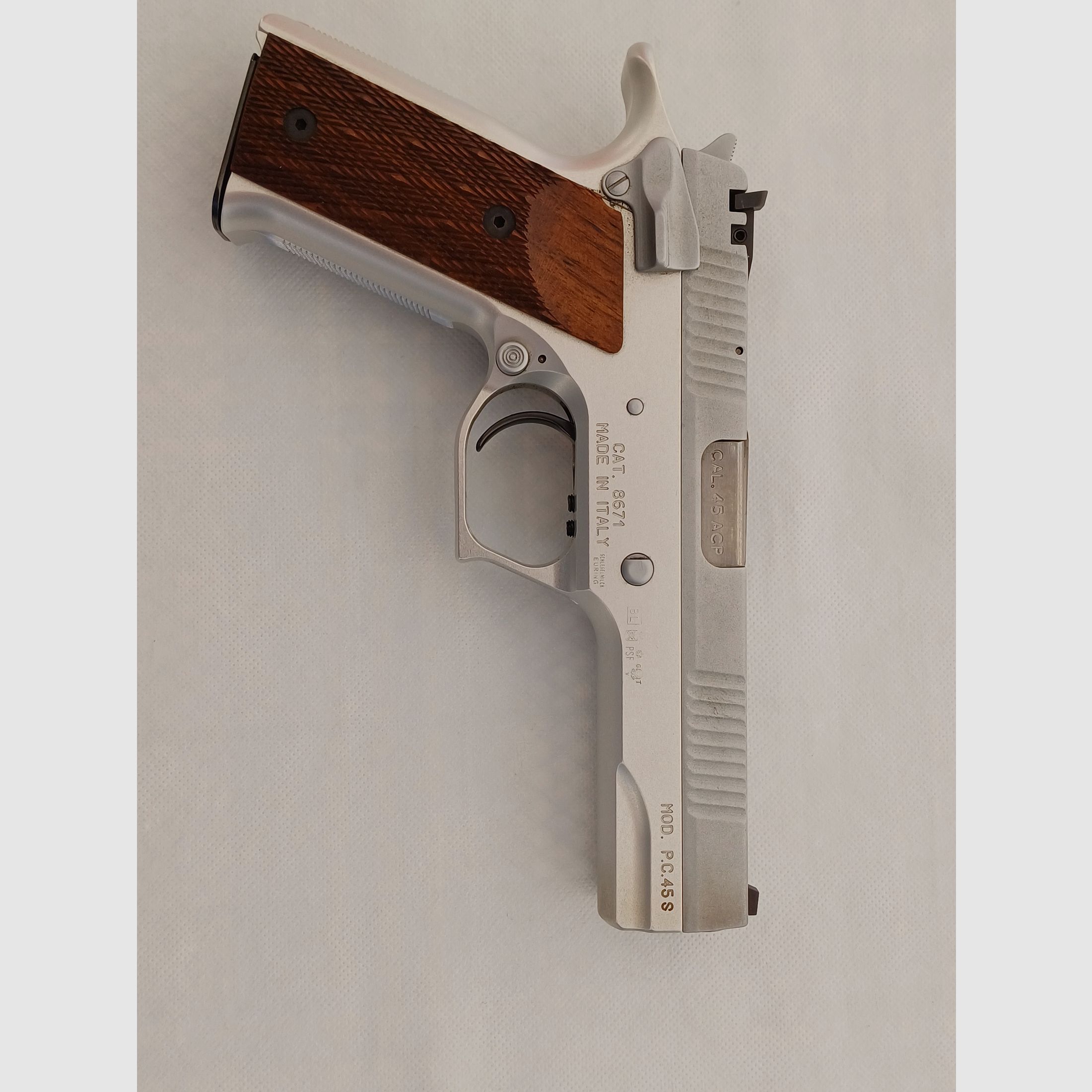 Pardini 45 ACP Nickel Sport Modèle P.C. 45 S, 5 pouces ; Très bien entretenu et peu tiré. Prix incluant 1350 cartouches 45 ACP 230 gr. et 3 chargeurs de rechange