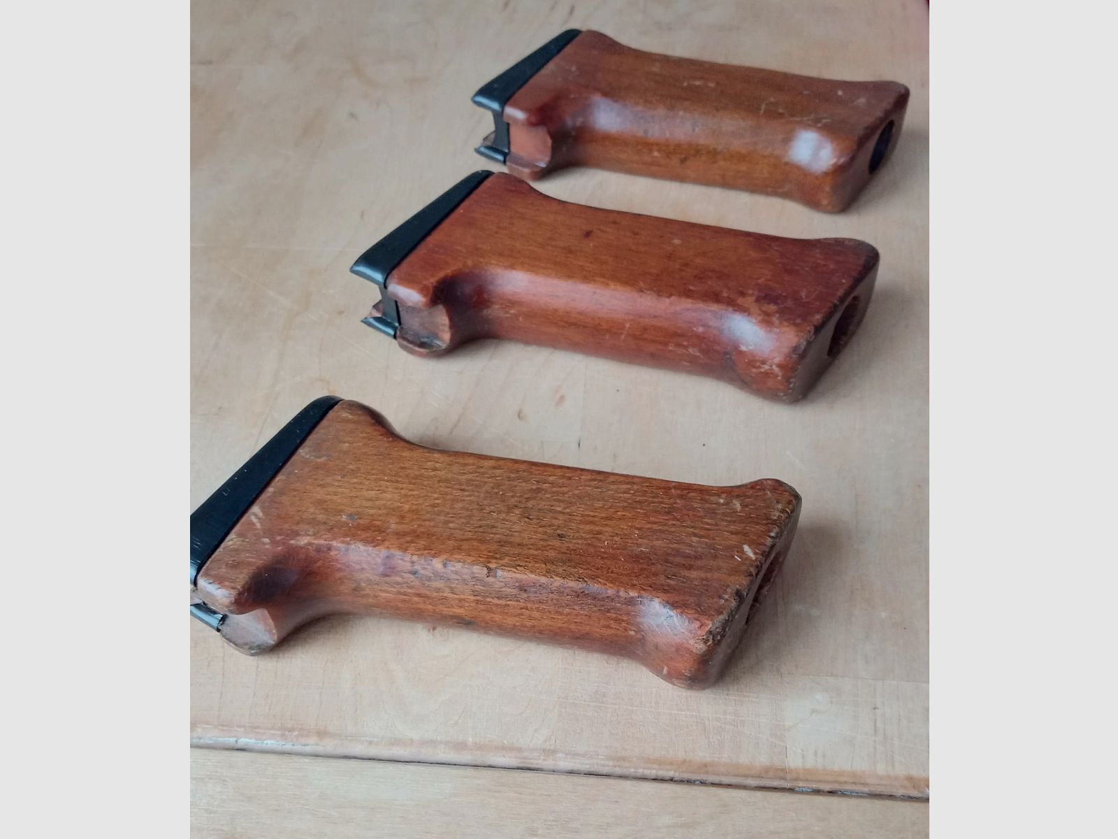 Original Ungarische AMD-63 Pistolengriffe aus Buchenholz inkl. Stahl Ferrule  // AMD 65 AK AKM Griff Buche Holz