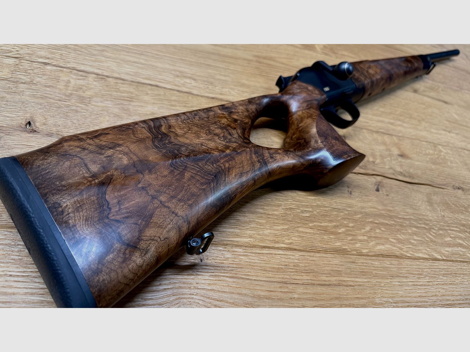 Blaser R8 mit traumhaftem Zubehör-Lochschaft Holzklasse 8-9, goldenes R8 Logo, Kammergriff Selours, gekürzter Lauf, M15x1 Gewinde, Standard-Kaliber wählbar