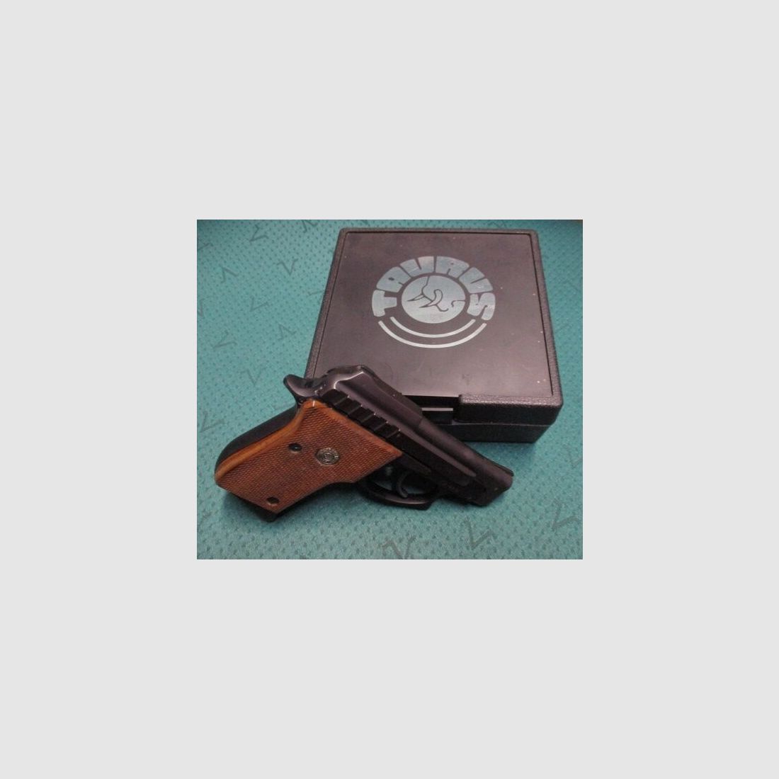 Pistol Taurus PT22 .22lr in box with description PT22