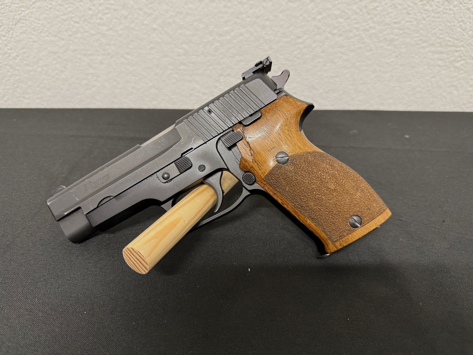 SIG Sauer P220 calibre .45 ACP pistola semiautomática arma de tiro de remate visor micrométrico incl. funda de cuero Sickinger