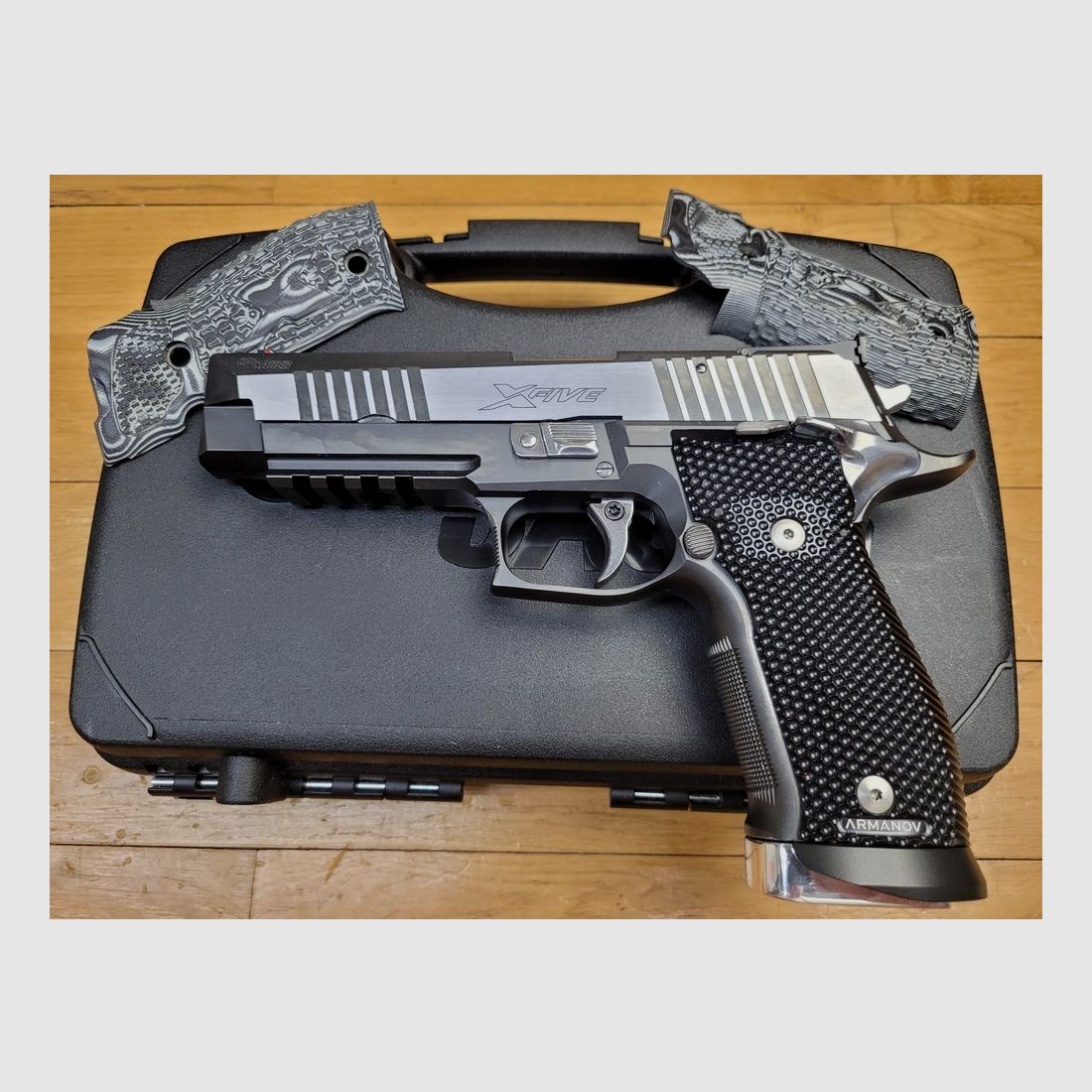 Exceptionnel Sig Sauer X Five « Black and White » – Cal. 9×19 – Fabrication du Mastershop Sig Sauer – Simple action uniquement – Départ prodigieux – 2 chargeurs 19 coups – Sûreté ambidextre – Plaquettes d&rsquo;origine + Armanov – Guidon fibre optique – Coffret outils documents – La Batmobile des armes de poing moderne ! – Occasion à l&rsquo;état véritable de Neuf absolu !, image 1 sur 30