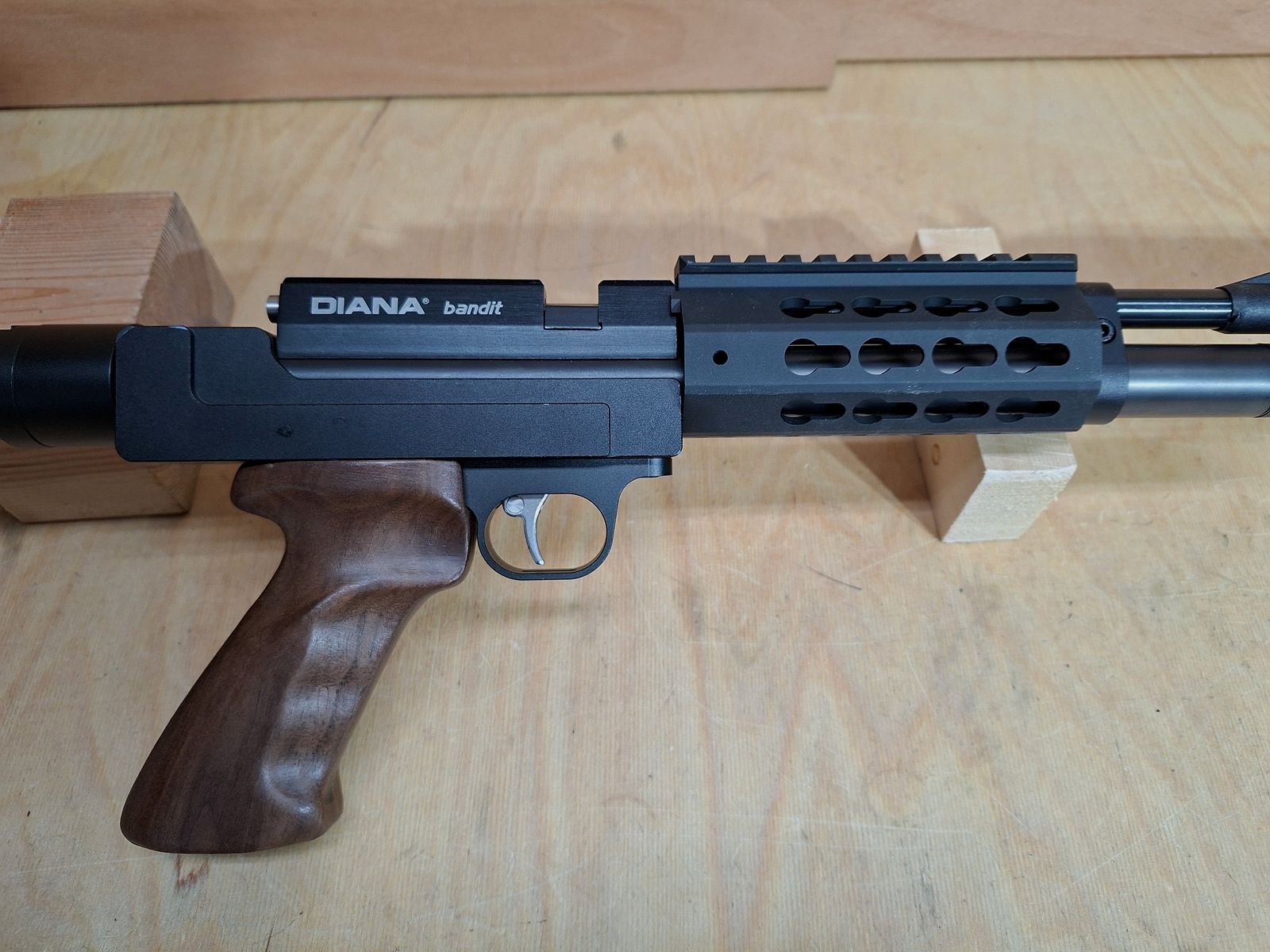Diana Bandit Gen II Pressluftpistole mit Taktischem Body Kit AR 15