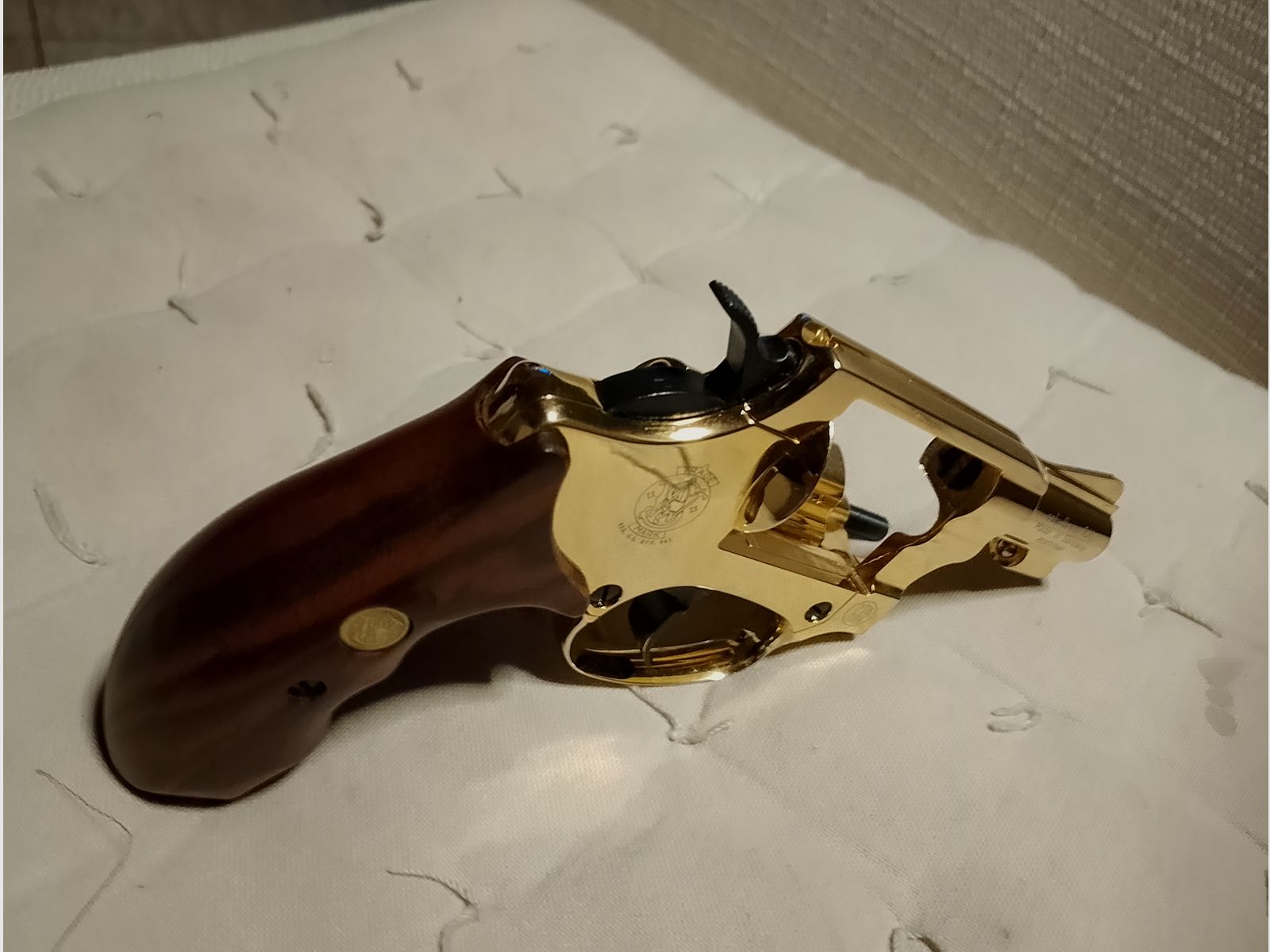 Revólver Smith & Wesson Chiefs Special 9 mm R.K., dorado de 24 quilates, empuñaduras de madera