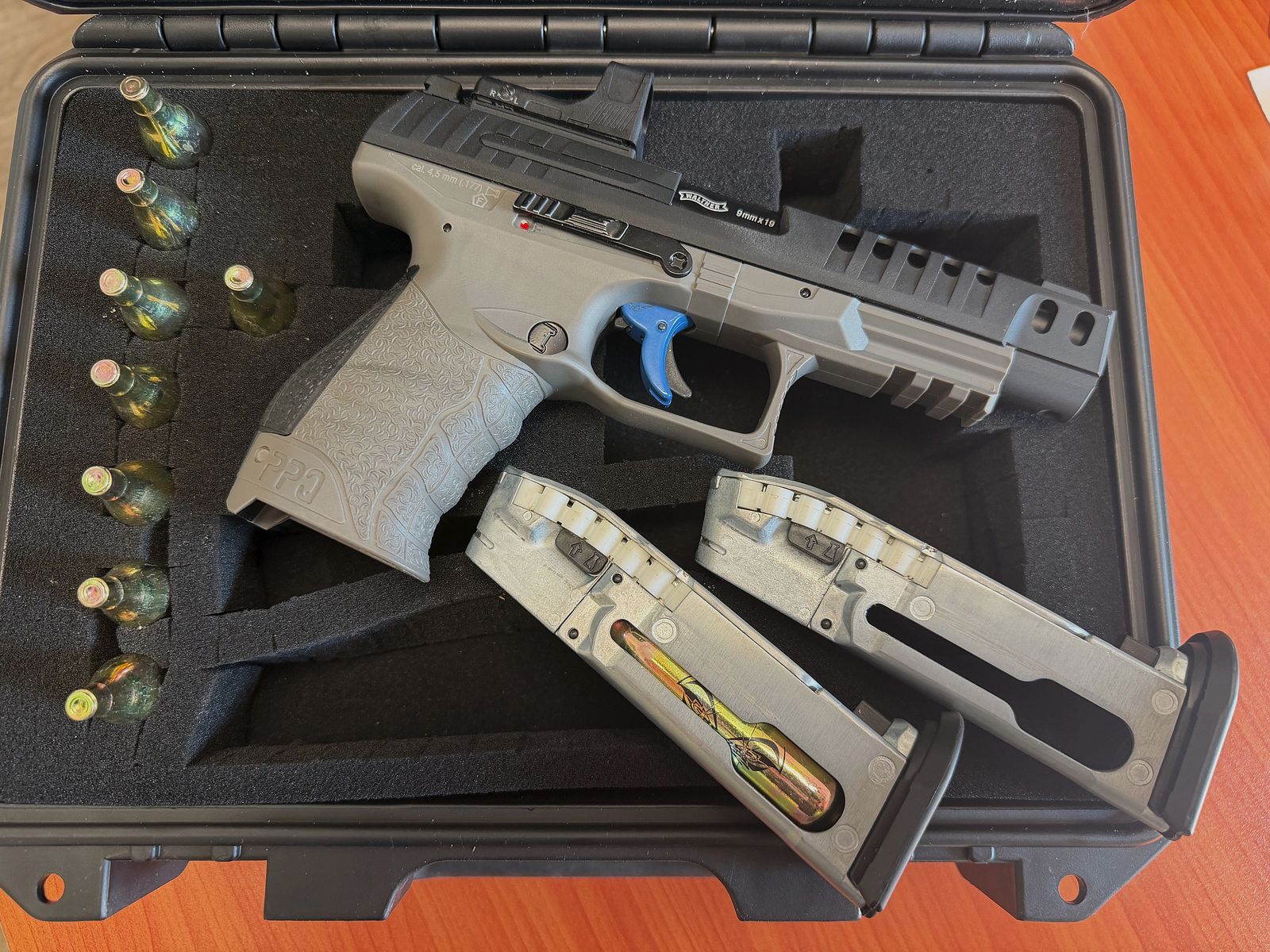 Umarex Walther Q5 Match Combo 4.5mm (.177), Diabolo, CO2 with RED DOT