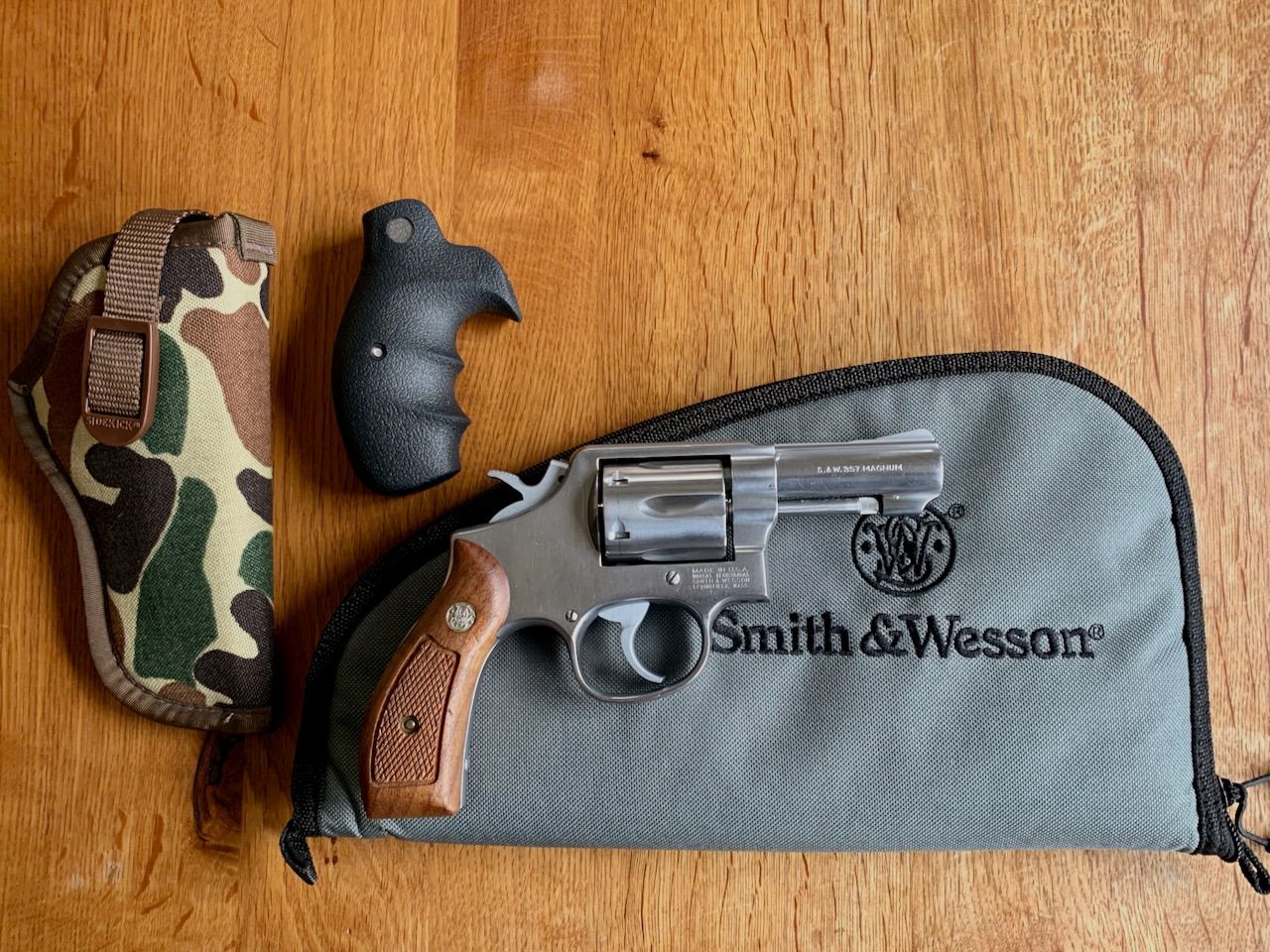 Smith & Wesson Revolver Mod. 65-5 – .357 Magnum – 3" barrel – in excellent condition + extensive accessories