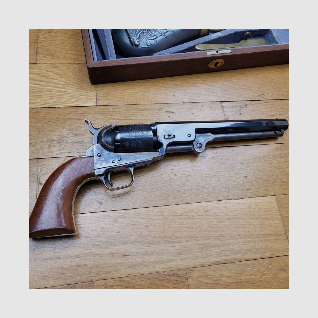 Colt Erinnerungsrevolver „Général Lee“ – Colt 2. Generation frühe Fertigung – Holzbox mit allen kompletten Zubehör – weniger als 4800 Exemplare für beide Versionen – Markierungen identisch mit den Originalen – Mechanik, Präsentation und Verarbeitung beispielhaft – TBE++, Bild 30 von 35