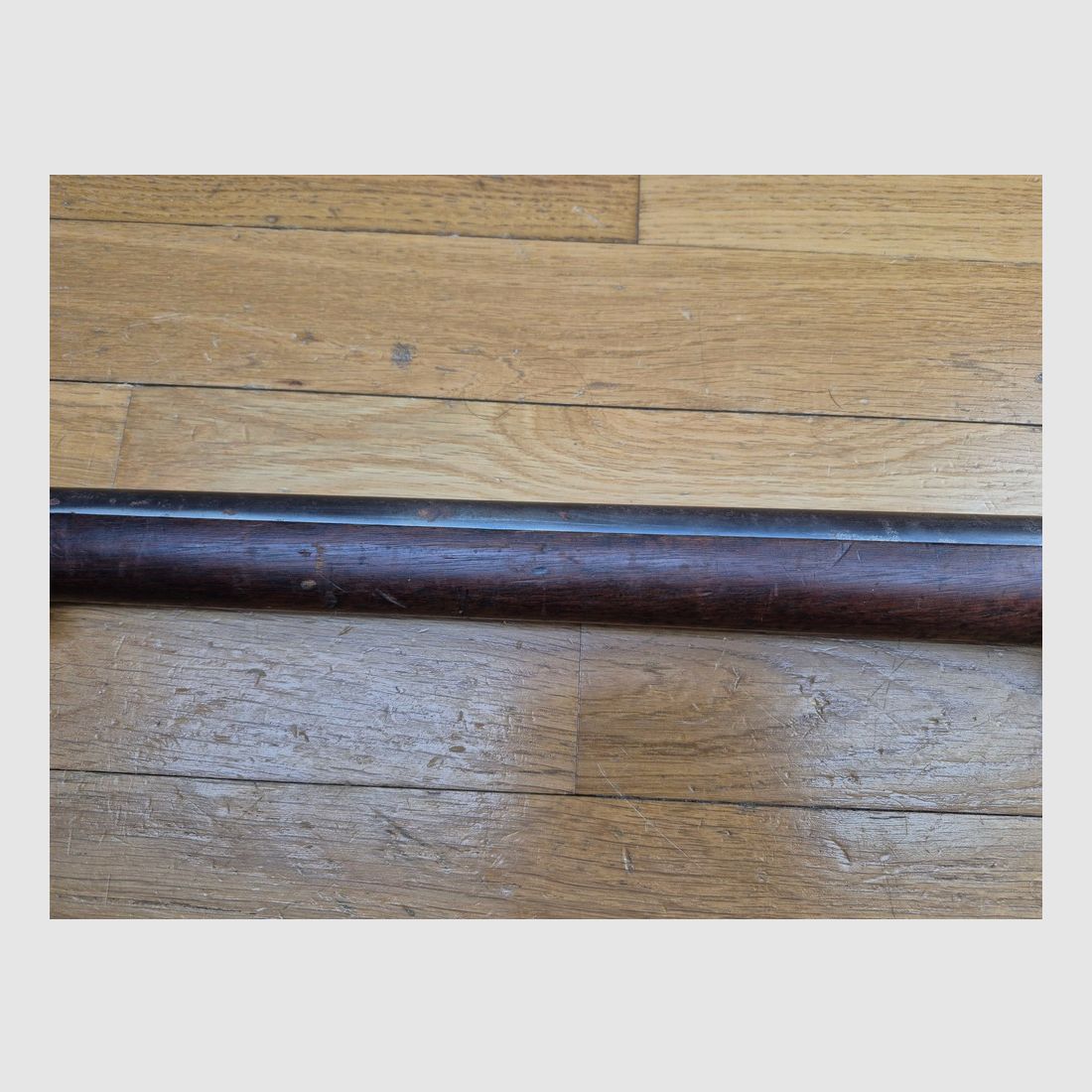 Nieodnaleziony rosyjski karabin regulacyjny Berdan Nr. 1 Model 1868 – Kal. 4,2 Linii – Ekstremalnie rzadkie wyprodukowane przez Colt Hartford w latach 1869/70 – Tylko 30 000 broni – Punkt wyjścia dla całego nowoczesnego uzbrojenia rosyjskiego – Orzechowe drewno TBE – Doskonała nienauszona mechanika – Piękne brązowienie i marmoryzacja w zamku – Wspaniały luf – Doskonały stan ogólny – Jedna z największych rzadkości regulacyjnego uzbrojenia XIX wieku – TBE++!, zdjęcie 36 z 39