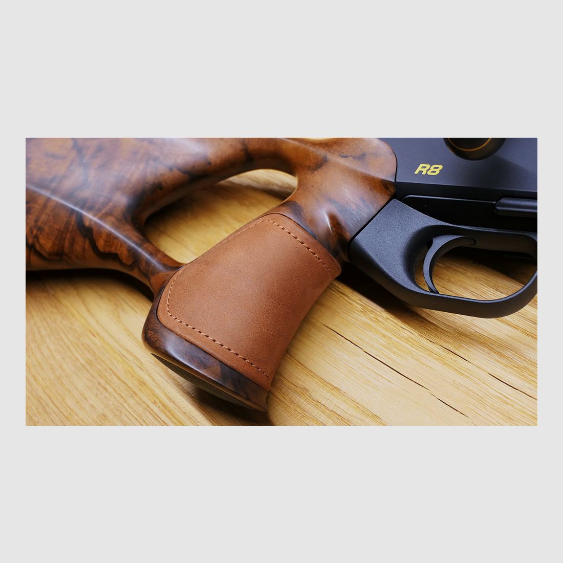 Blaser R8 Success / HK7 Super Fini mat / Cuir Chesterfield / Boule en acier avec ligne dorée / Calibre et longueur de canon au choix / Filetage M15x1 / ÉPOUSTOUFLANT