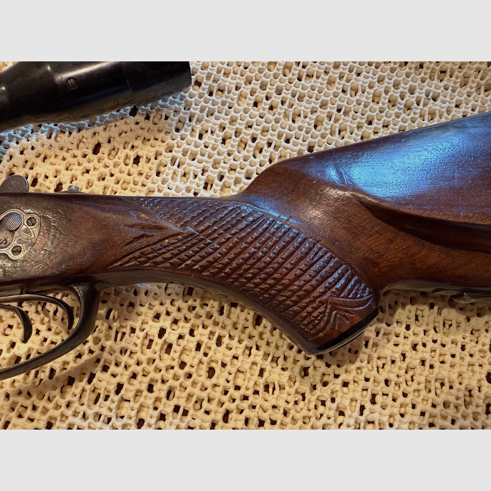 Sauer & Sohn Bohrung mit feinen Gravuren, 7x65R und 2x16, Rückstecher, Laufbündel 60cm, mit Krieghoff-Einstecklauf 44cm lang Kal. .22 Magnum, Schaftmagazin für 4 x 65R, Schaft 38,5cm,