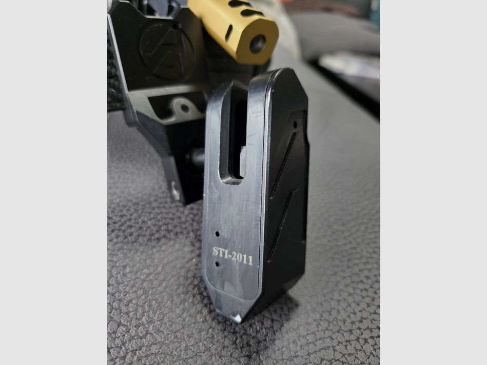 2011 HPS Racegun Open Master 9mm Major + STI Veriegelungsblock für das DAA X Holster + 4x DAA Magazintaschen + Magnet inkl. 4 STI Magazine (je 20 Schuss) + 1000 Geschosse