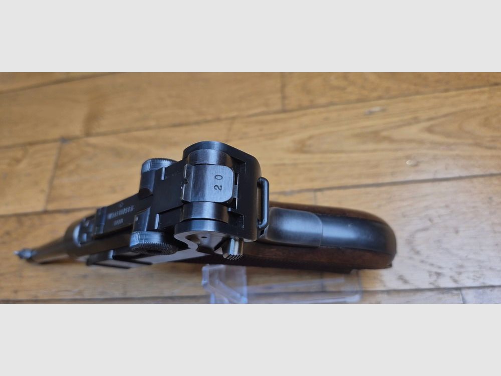 Sehr schöner Luger Schweiz P06/1924 – Kal. 7,65 Parabellum – Arsenal Bern 1932 – Eines von 17.800! – Vollständig monomatrikuliert – Magazin im Modell – Zustand nahezu neu! Wunderschön! TBE++, Bild 17 von 28