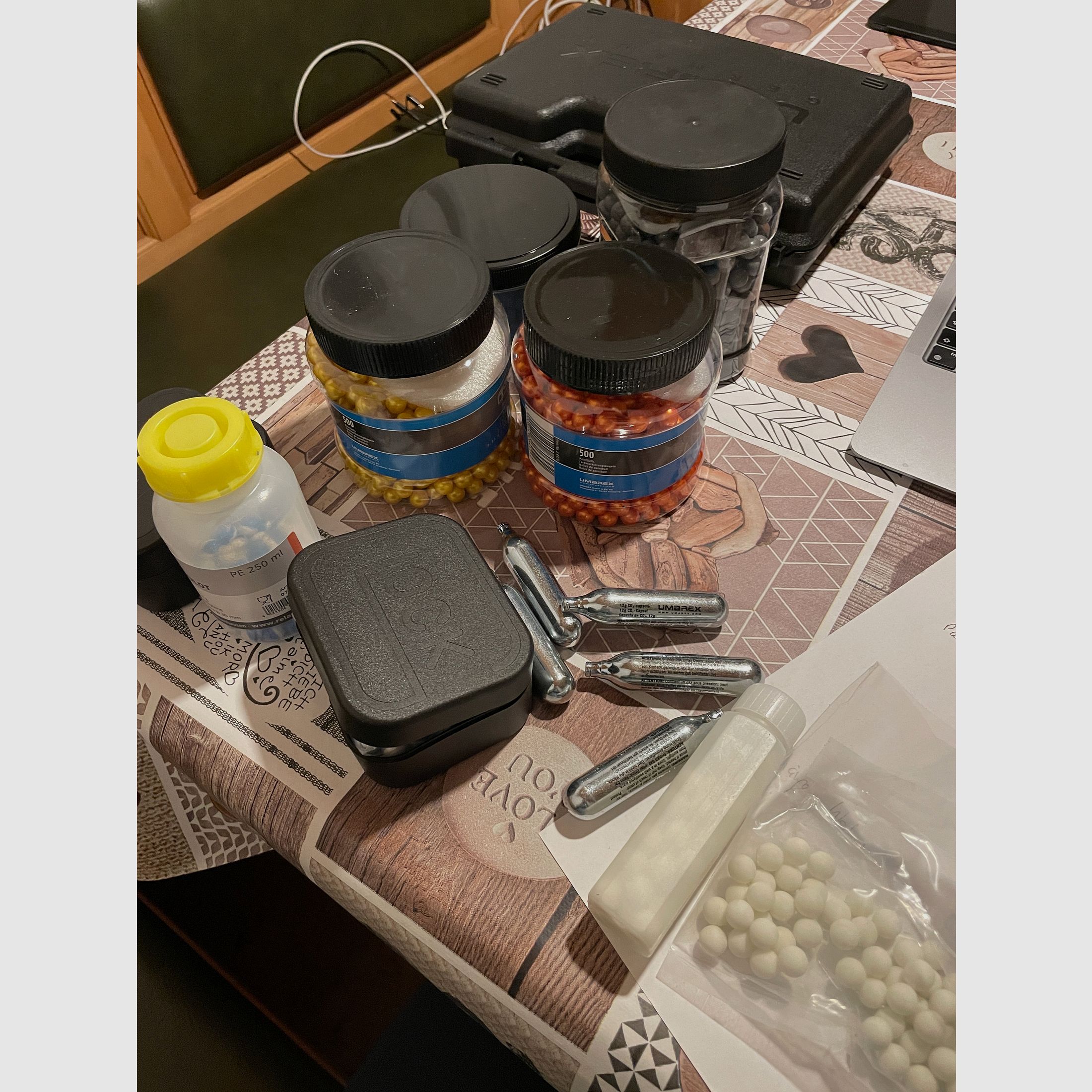 Umarex Glock 17 Gen 5 T4E Cal. .43 con 5 julios y un amplio equipamiento y cargador de repuesto