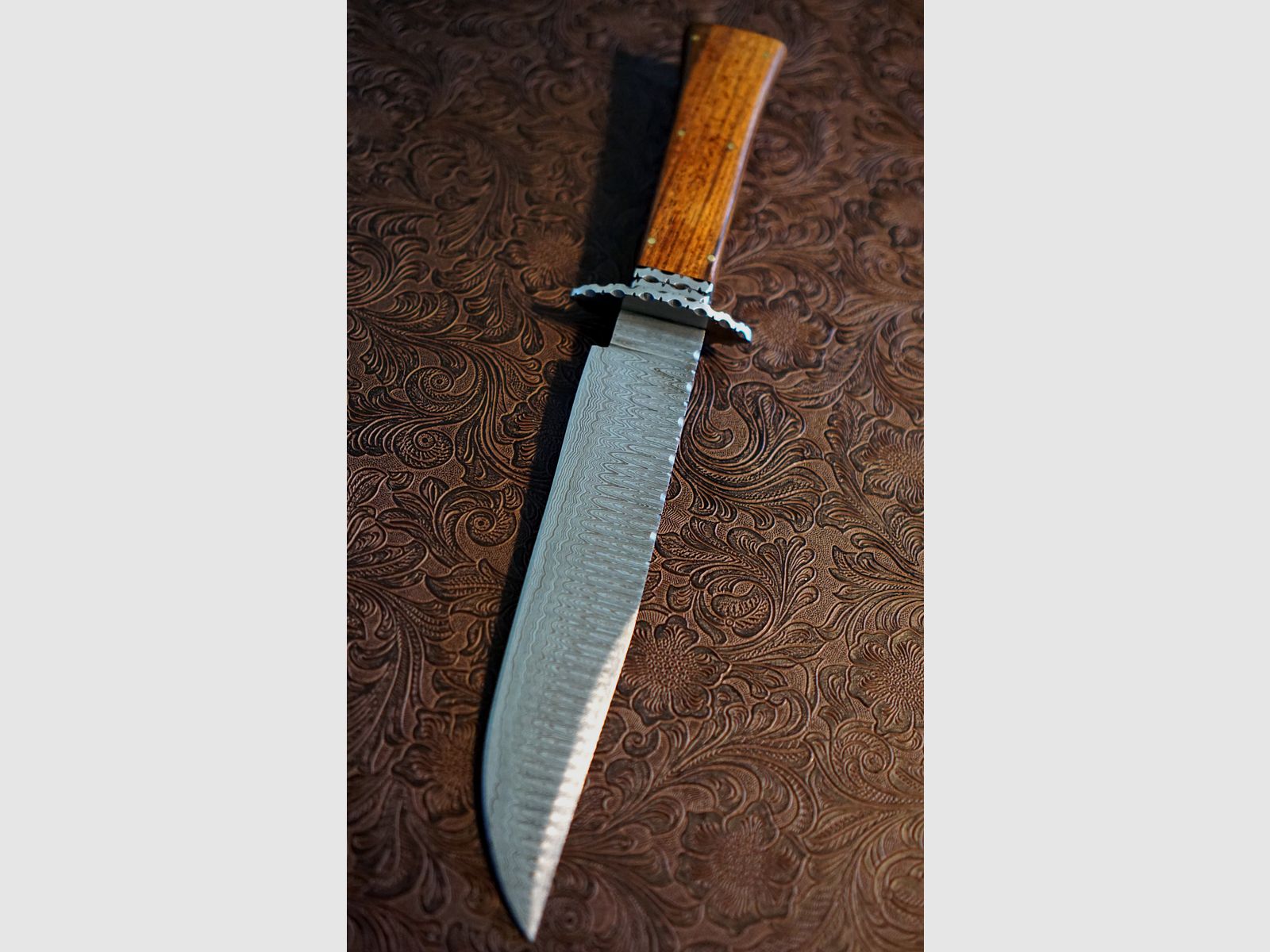Riesiges Bowie - 36,9cm - Damast - Walnuss - Lederscheide - Neu!