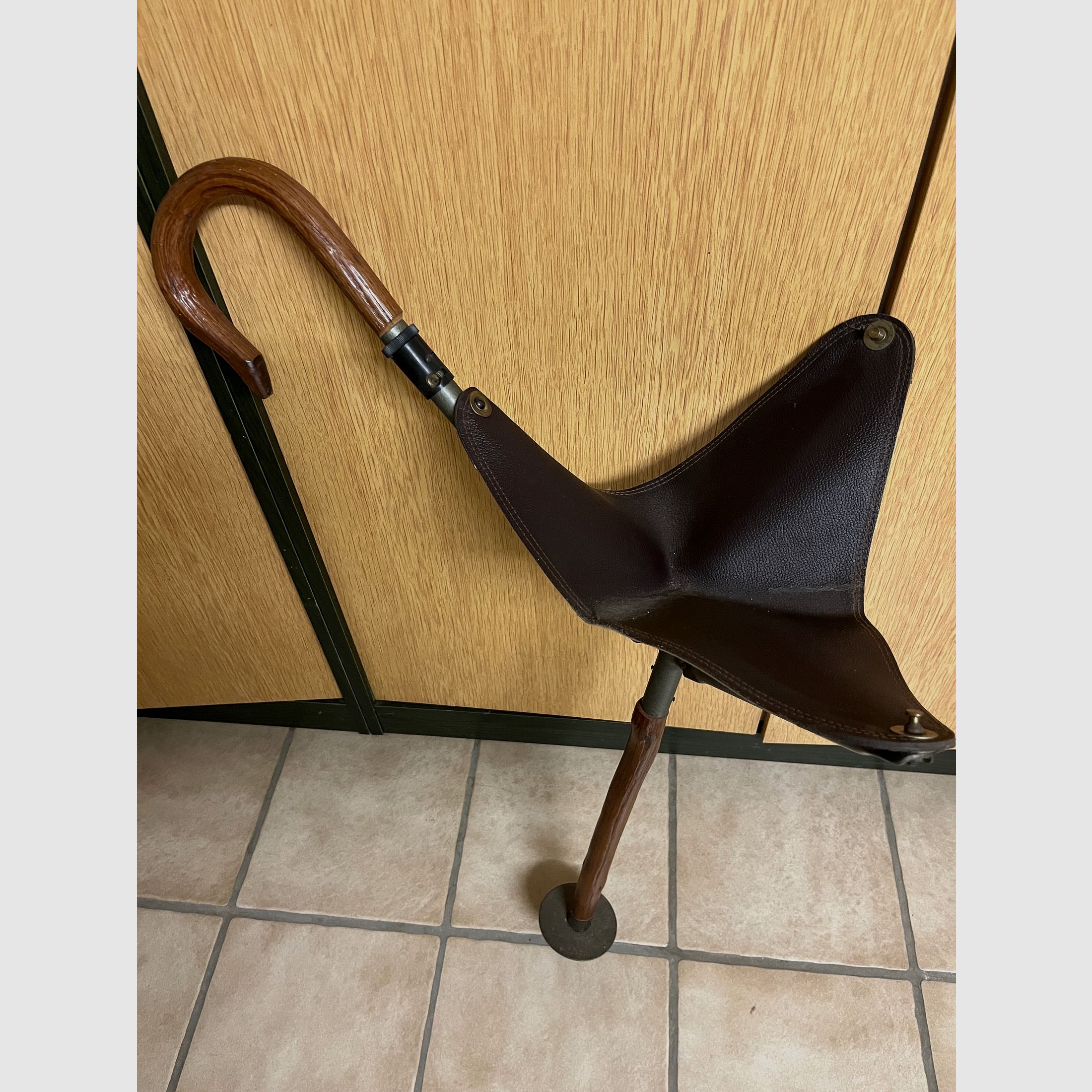 Sitzstock mit elegantem gebogenem Holzgriff