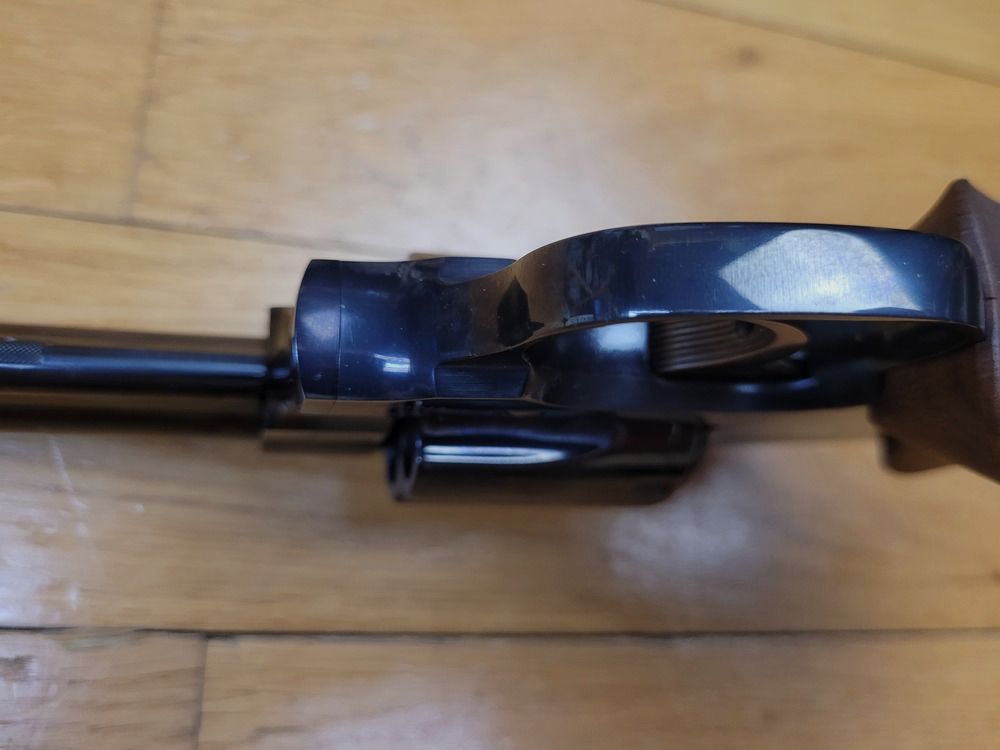 Sehr schöner Revolver Manurhin 73 Modell Sport – Kal. 357 mag – 4 Zoll – Französische Herstellung Chapuis – Serie HA – Jahr 2002 – Wunderschöne Brünierung – Lauf und Kammern spiegelnd – Zwei-Schrauben-Griffschale – Enger Lauf 355′ – Trausch-Griffset – Gebraucht im Zustand von fast neu in Originalverpackung, Bild 9 von 23