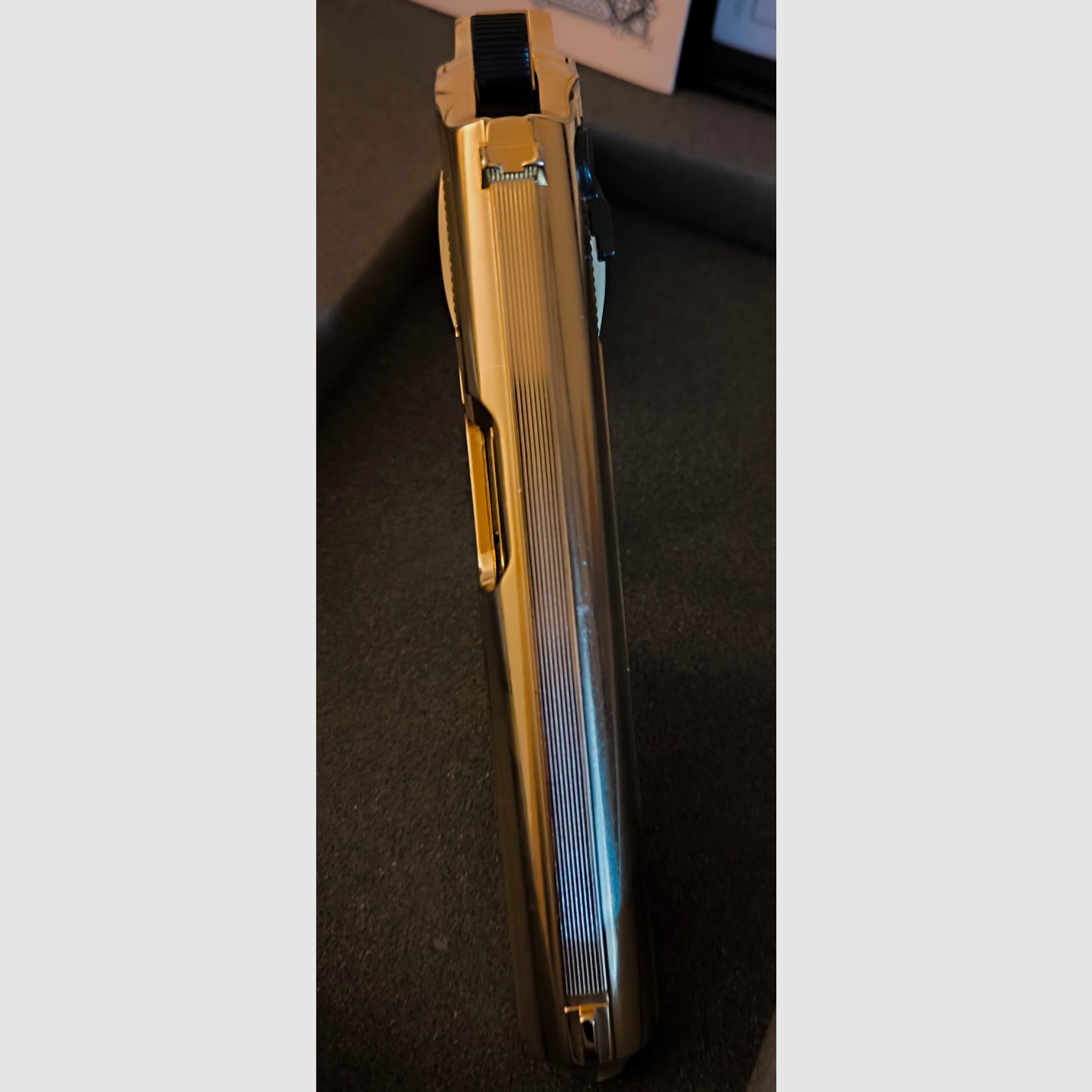 ⚠️ Attention collectors & James Bond fans!! Walther PP - Limited special edition - James Bond - Gold with white grips & certificate as well as VHS cassette and additional magazine with flat magazine base, caliber 9mmPAK, unfired & visually as well as functionally in impeccable top condition, absolutely like new!! Display piece!!