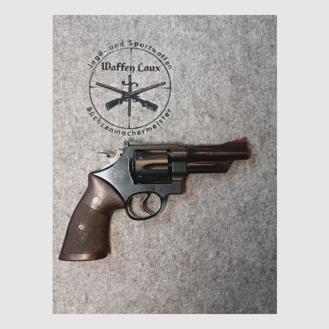 Smith & Wesson Mod. 27-3 Brüniert mit punzierten Holzgriffschalen