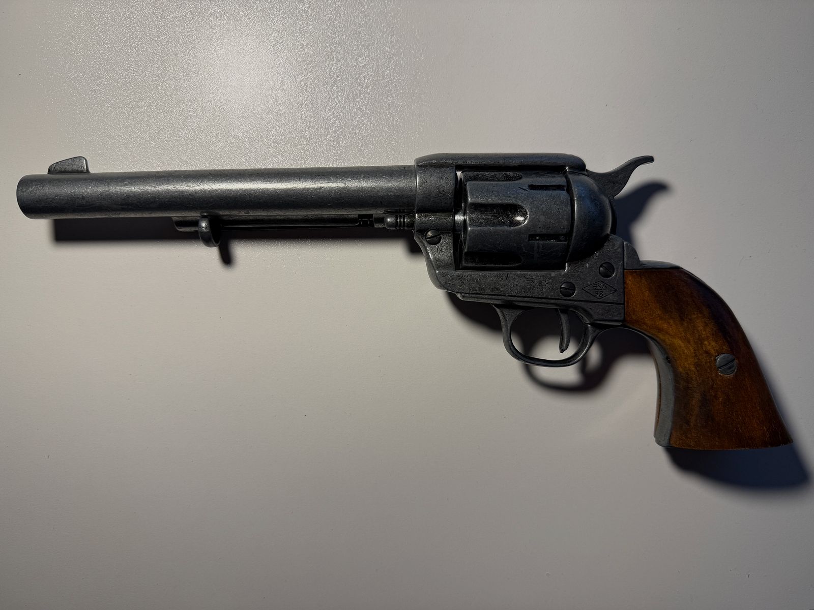 Decorative Revolver US Cavalry Colt Denix Colt .45 Peacemaker USA 1873, old gray