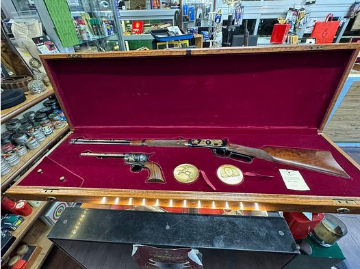 Paar Winchester Lever Action Gewehr und Colt 1873 Revolver Kaliber 44-40 beide 1500 Stück weltweit