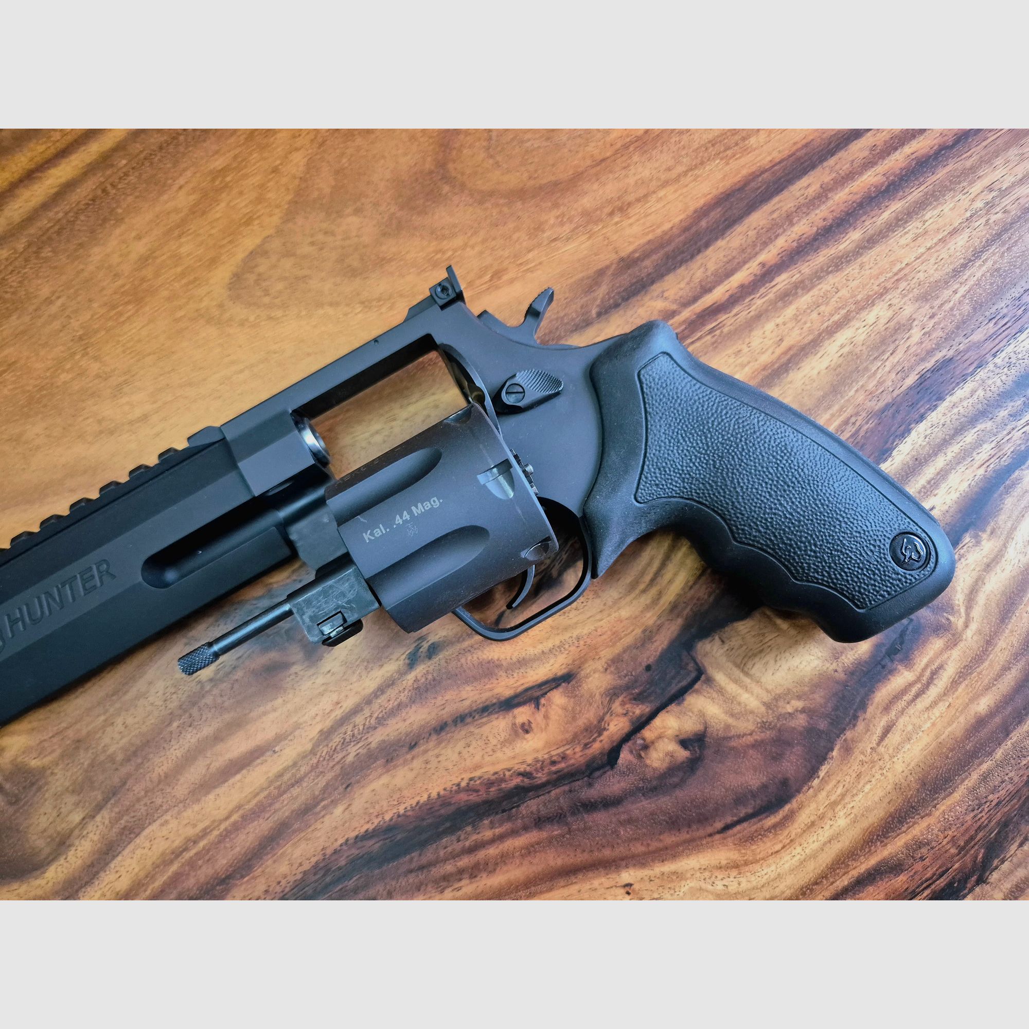 Taurus Raging Hunter 8 3/8" .44 Mag. inclusief 3x HKS Speedloader – Als nieuw staat