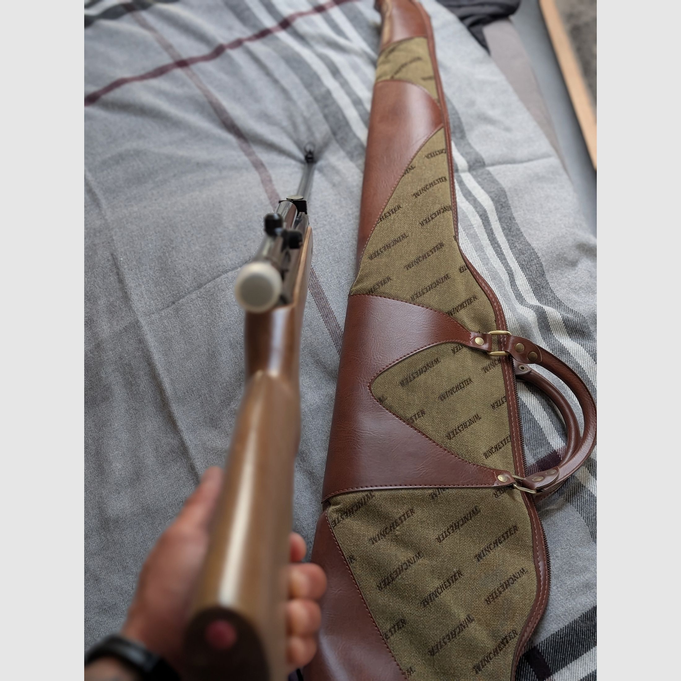 Collector's set: Diana Mod. 27 air rifle (with F mark) + Diana 4x15 scope & Winchester case (rare) like new condition with real leather.