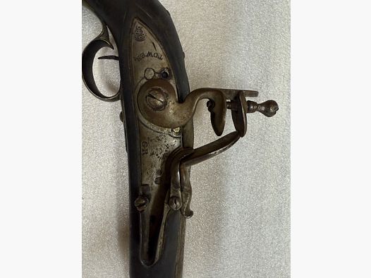 Ich verkaufe hier eine antike Vorderlader Pistole mit Steinschloss, Hersteller “Tower”, vermutlich um 1800, in schönem Sammlerzustand.