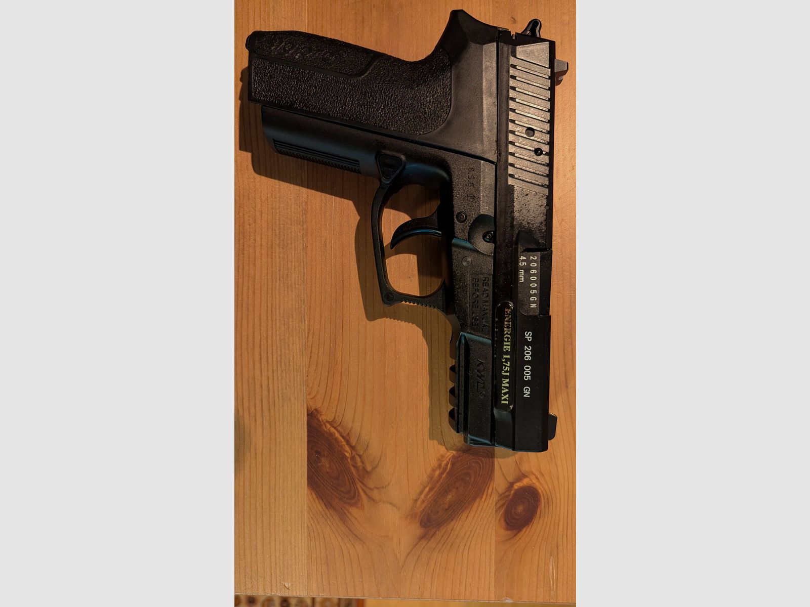 Sig Sauer SP 2022 Co2 1.75J 4.5mm BB incluant des capsules Co2, des BBs et une mallette de transport.