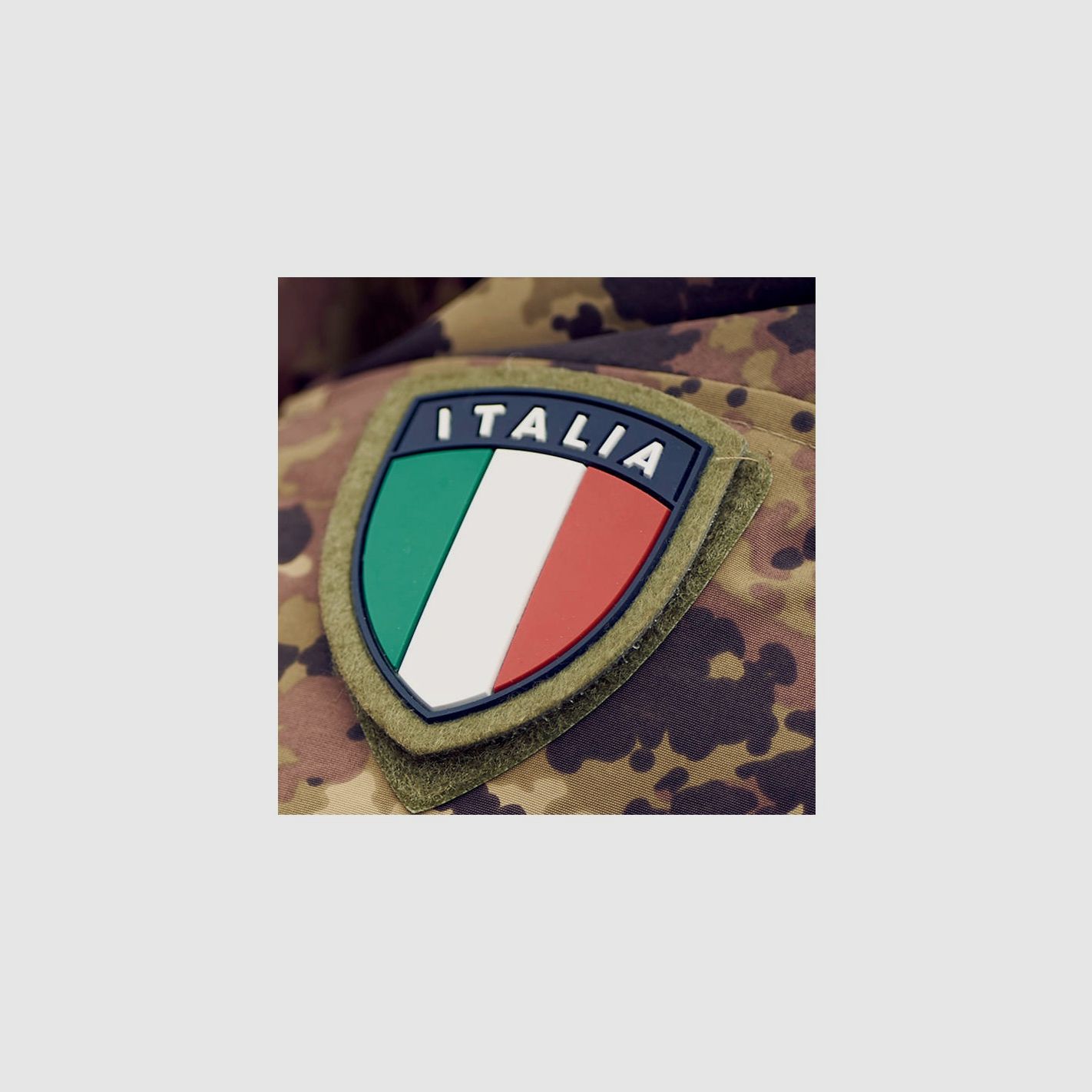 Patch Scudetto Italia in gomma sfondo verde, immagine 3 di 3