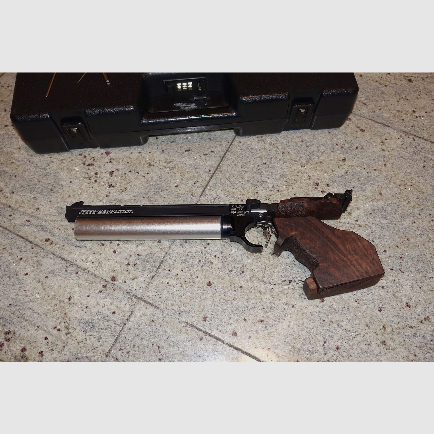 Pistola da tiro Steyr LP10 con accessori