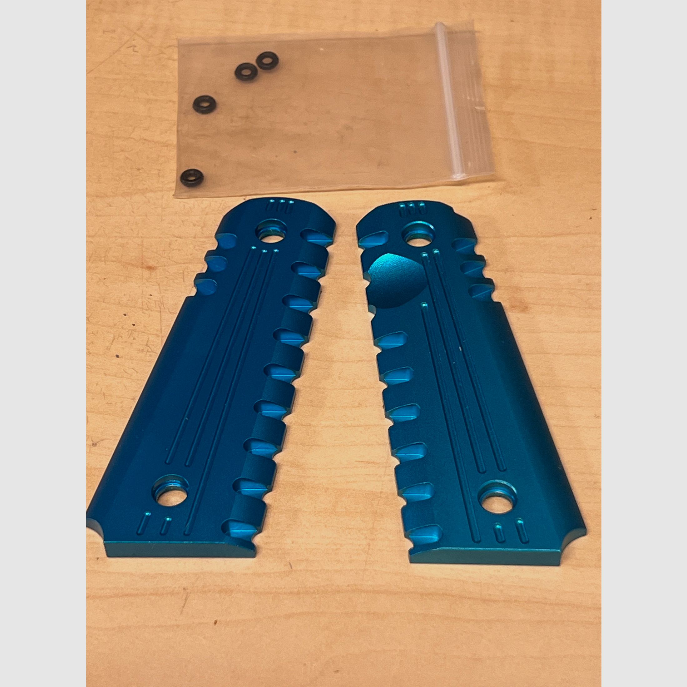 Griffschalen für 1911 Airsoft P.A.K. und Original Modelle in Aluminium Blau eloxiert