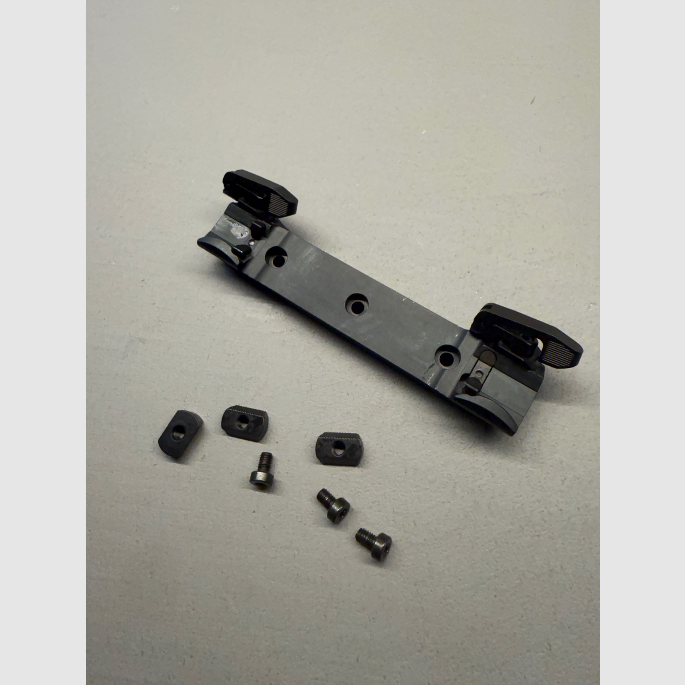 Sauer Universal Montage (SUM) 404 - 303 Swarovski Schiene