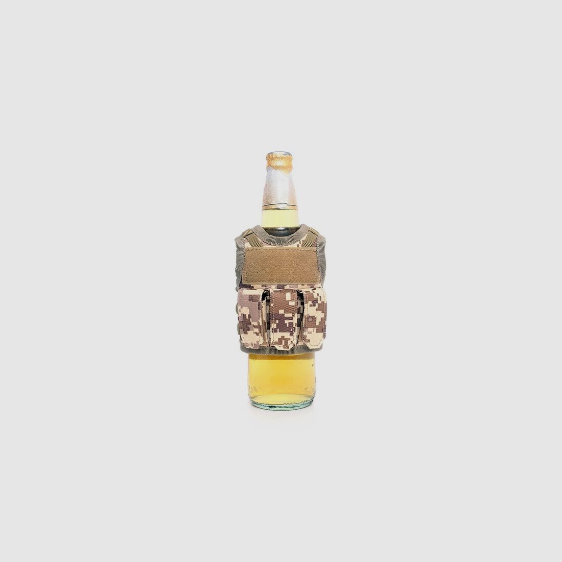 Mini Tactical Schutzweste mit Fronttaschen für Bierflasche / Wein / Thermosflasche - Digital Desert