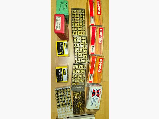 Collection of new bullets and used/new casings without primers