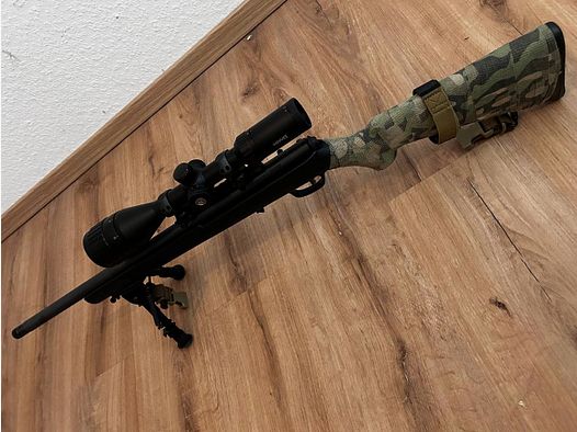 Savage Arms  Repetierbüchse 93R17 FV mit Schalldämpferaufnahme Cal .17 HMR/ Hawke x12 Optik beleuchtetes Absehen (grün/rot) MOA/ Zweibein