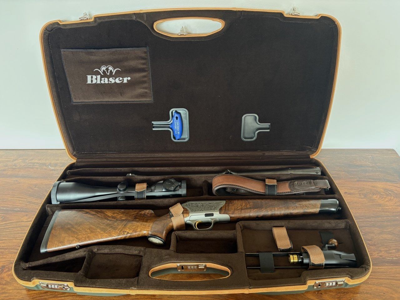 Blaser R8 .30-06 Springfield con Swarovski Z6i 2,5-15x56 P HD