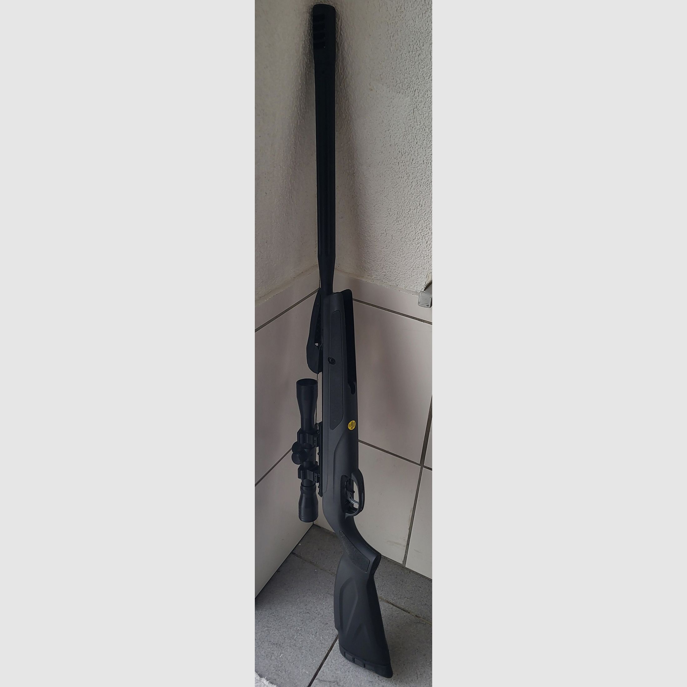Luftdruckgewehr 4,5 mm mit Zielfernrohr – neuwertig, ideal für Sportschützen