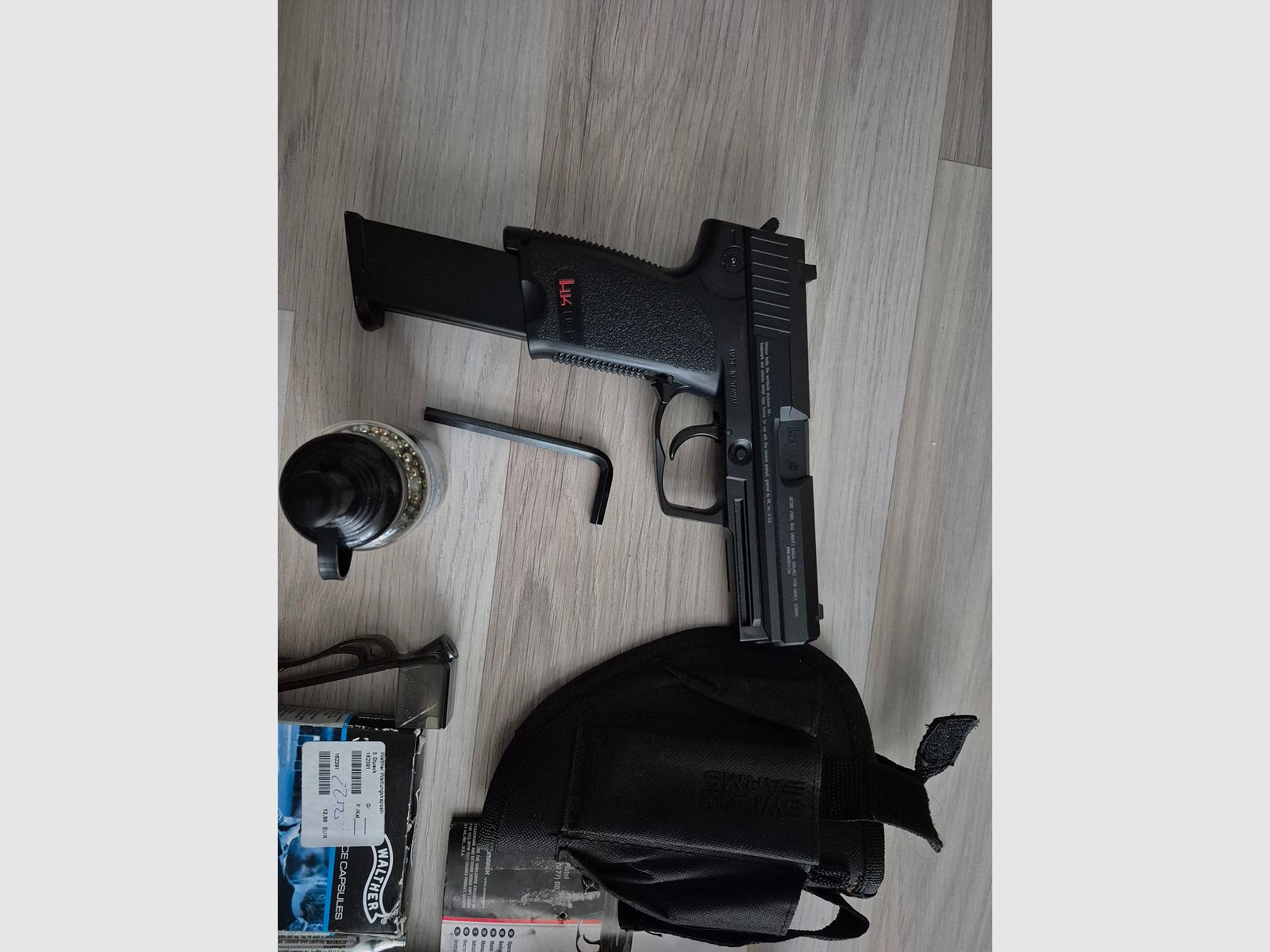 Heckler und Koch USP CO2 with accessories