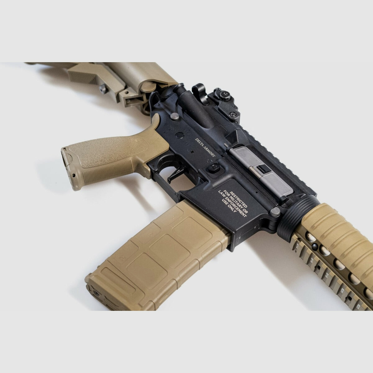 AR15 CQB-R BRAVO EAGLE ETU Delta Armory Tan/Noir S-AEG Fusil Airsoft Libre à partir de 18 Ans