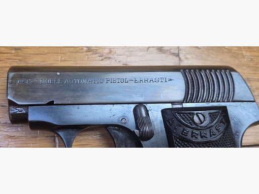 Petit Pistolet semi automatique Errasti Modèle 1912 – Cal.6.35 browning / 25 ACP – Très bonne copie espagnole du Browning 1906 – Arme en deux bronzage et plaquettes cornes – TBE++