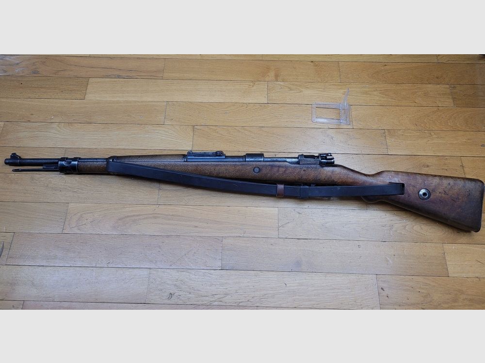 Sehr schöne K98 Gewehr aus der Frühzeit des III. Reichs – Rarissime Zuweisung Kriegsmarine Ostsee – Herstellung S/42 Mauser von 1938 – fast monomatrikulär – Wunderschöne Stempel und gut lesbare Punzen – Einwandfreie Mechanik – Sehr guter Lauf – Originaler Riemen – Sehr schöne, seltene Waffe in TTBE, Bild 27 von 37