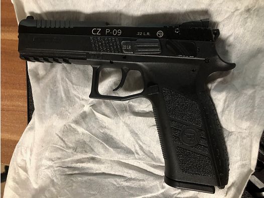 CZ P-09 Kaliber 22 lfb zum Verkauf und eine Sportpistole IZH-35M, als Geschenk dazu!