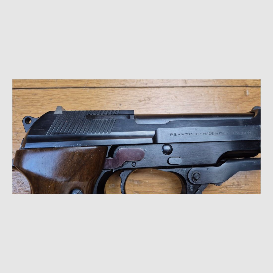 Muy bonito Pistol Automático Beretta 93R – ¡Menos de 2.000 ejemplares! – Versión rara del 1er tipo con perforaciones en el cañón – Cargador de 15 disparos – Excelente estado, casi nuevo para los Beretta más raros – TBE ++ – Categoría A2 – Exportación EXCLUSIVAMENTE, imagen 25 de 29
