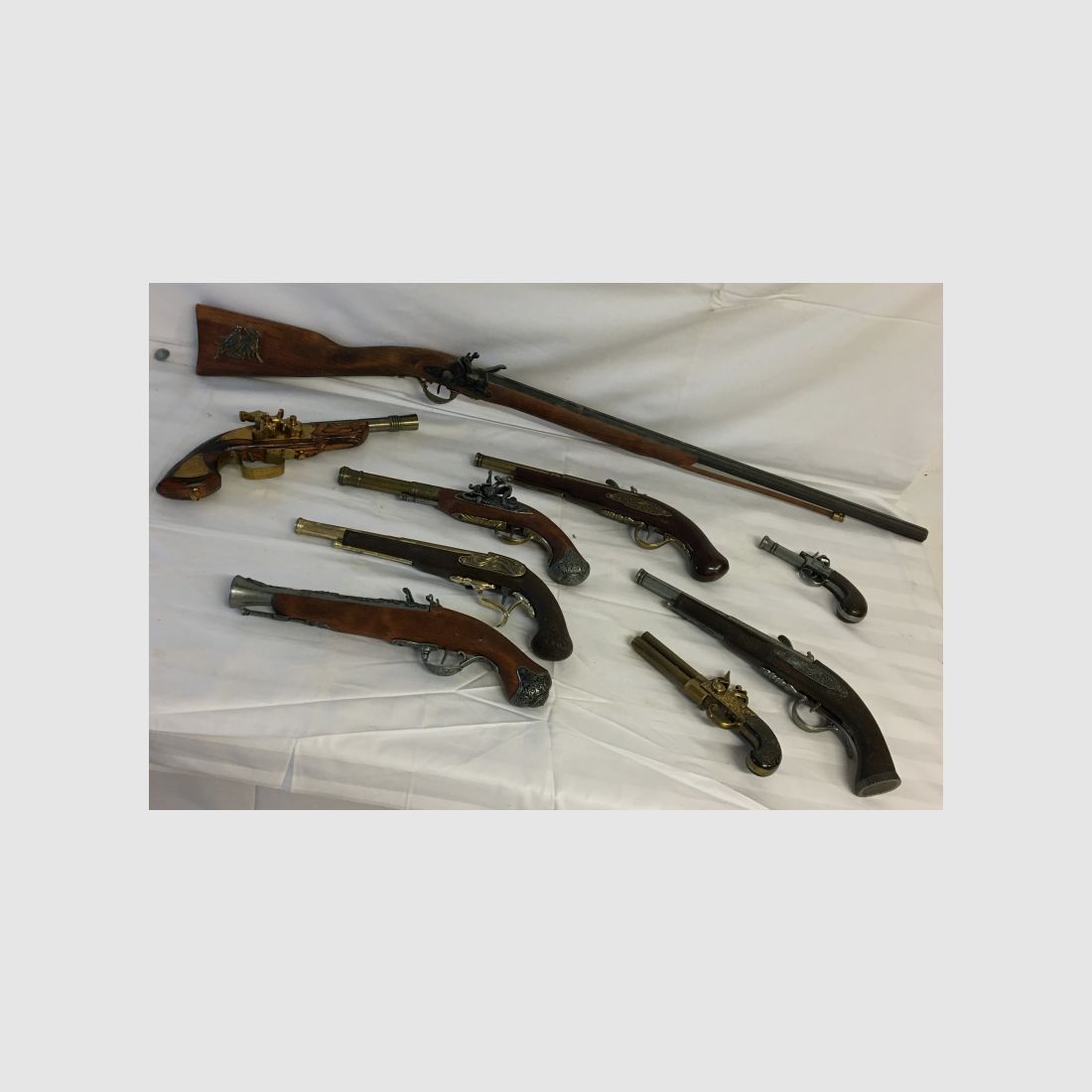 9x Deko Pistole Gewehr Holz Messing Metall Konvolut