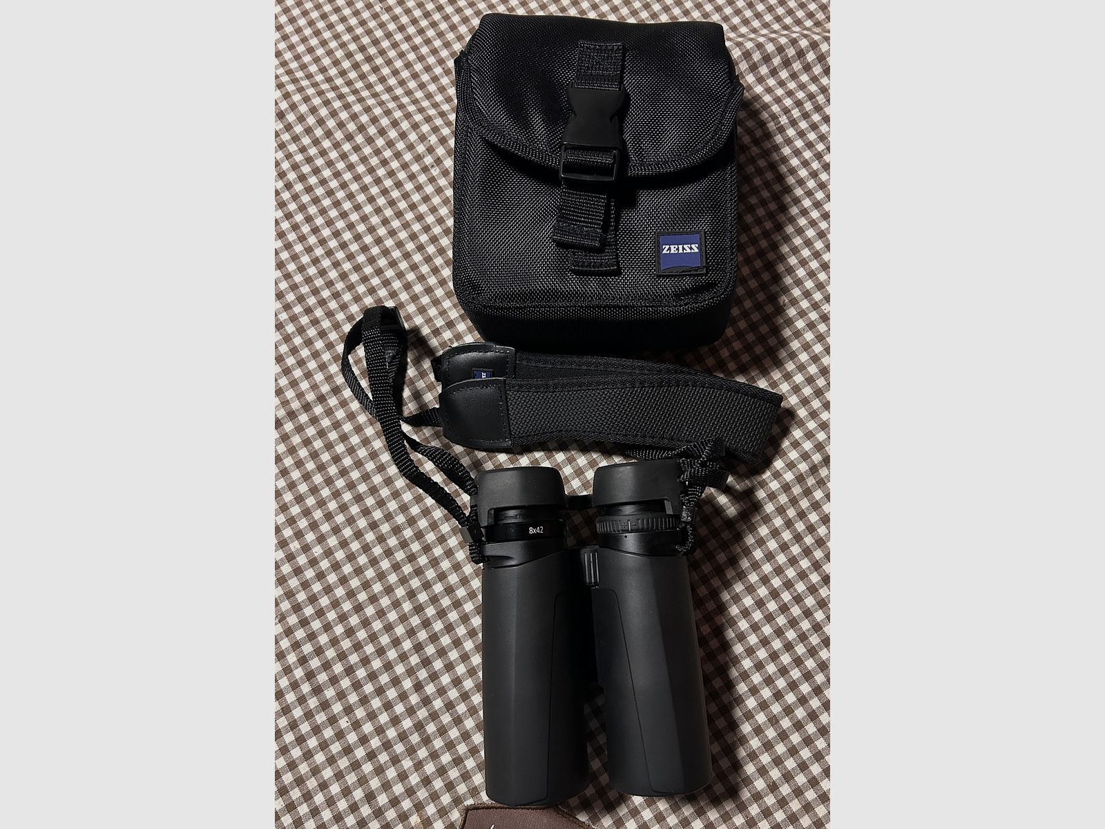 Binoculars Zeiss Conquest HD 8x42