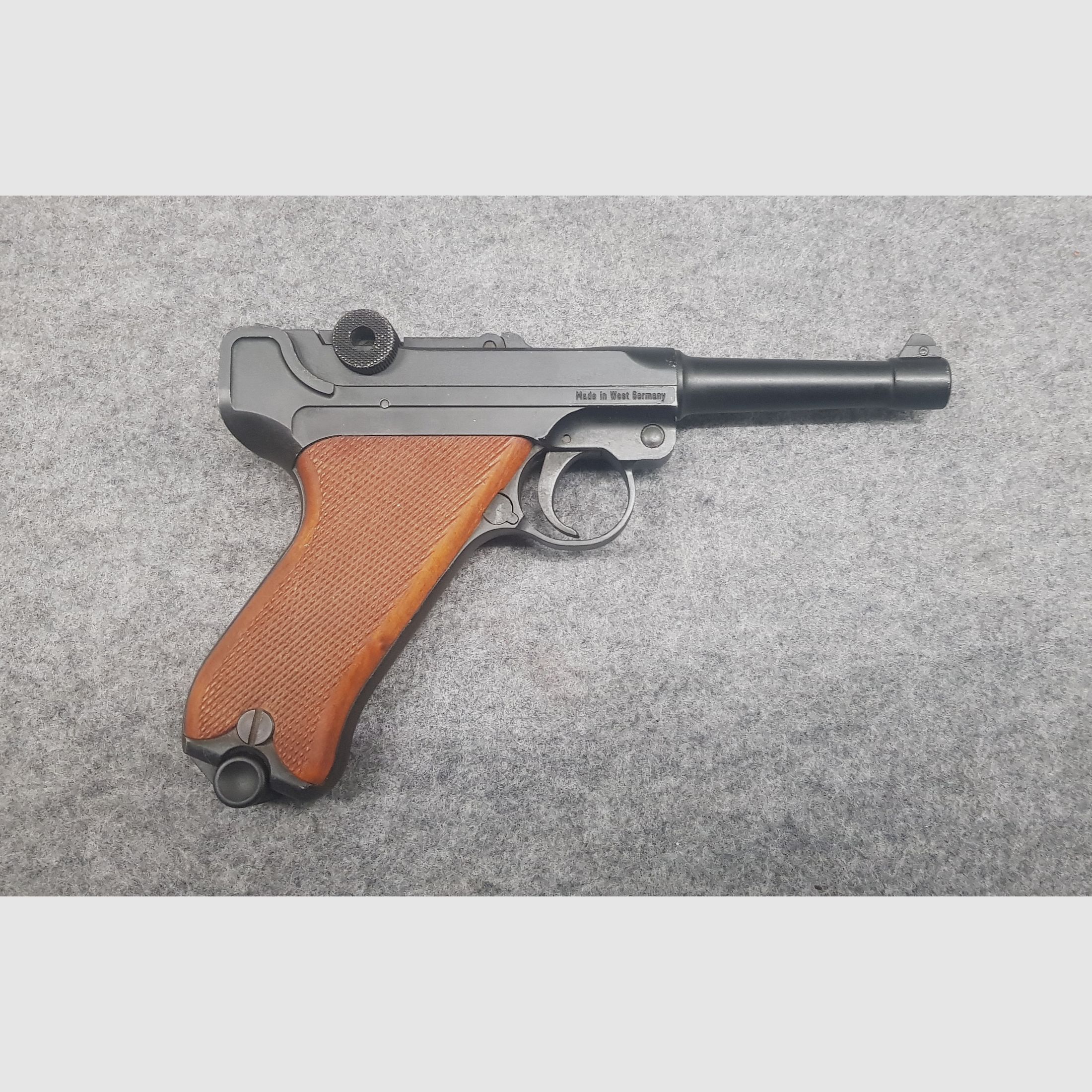 Sehr seltene Pistole PTB 517 Record Mod.  08  Cal. 8mm Knall PAK schwarz brüniert Schreckschuss P08 Holzgriffe